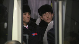 [영상] 평창 올림픽 북한 선수단 본진 32명 한국 땅 밟았다