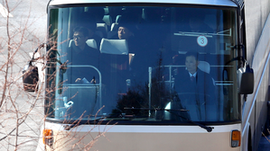 [영상] 군사 분계선 넘어…북한 예술단 선발대 23명 방남 순간