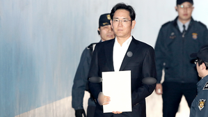 [영상] '운명의 날' 이재용, 굳은 표정으로 항소심 선고 공판 출석