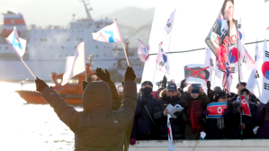 [영상] "환영합니다" vs "북으로 돌아가라"…만경봉호에 몰린 찬반 인파