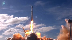 [영상] 스페이스X 로켓, 전기차 싣고 우주로…추진체 돌아와 착륙 '눈길'