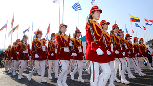 [영상] 북한 선수단 강릉선수촌 입촌식…흥 돋운 북한 응원단
