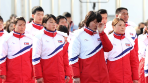 [영상] 인공기 보고 눈물 흘린 북한 선수단…강릉에 울려 퍼진 북한 국가