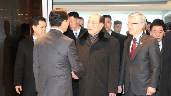 메인이미지  4 : 김영남 최고인민회의 상임위원장. 김여정 노동당 중앙위 제1부부장, 최휘 국가체육지도위원장, 리선권 조국평화통일위원장이 9일 오후 인천국제공항에 도착해 전용기에서 나오고 있다. 김영남 위원장이 영접나온 조명균 통일부 장관과 악수하고 있다.
