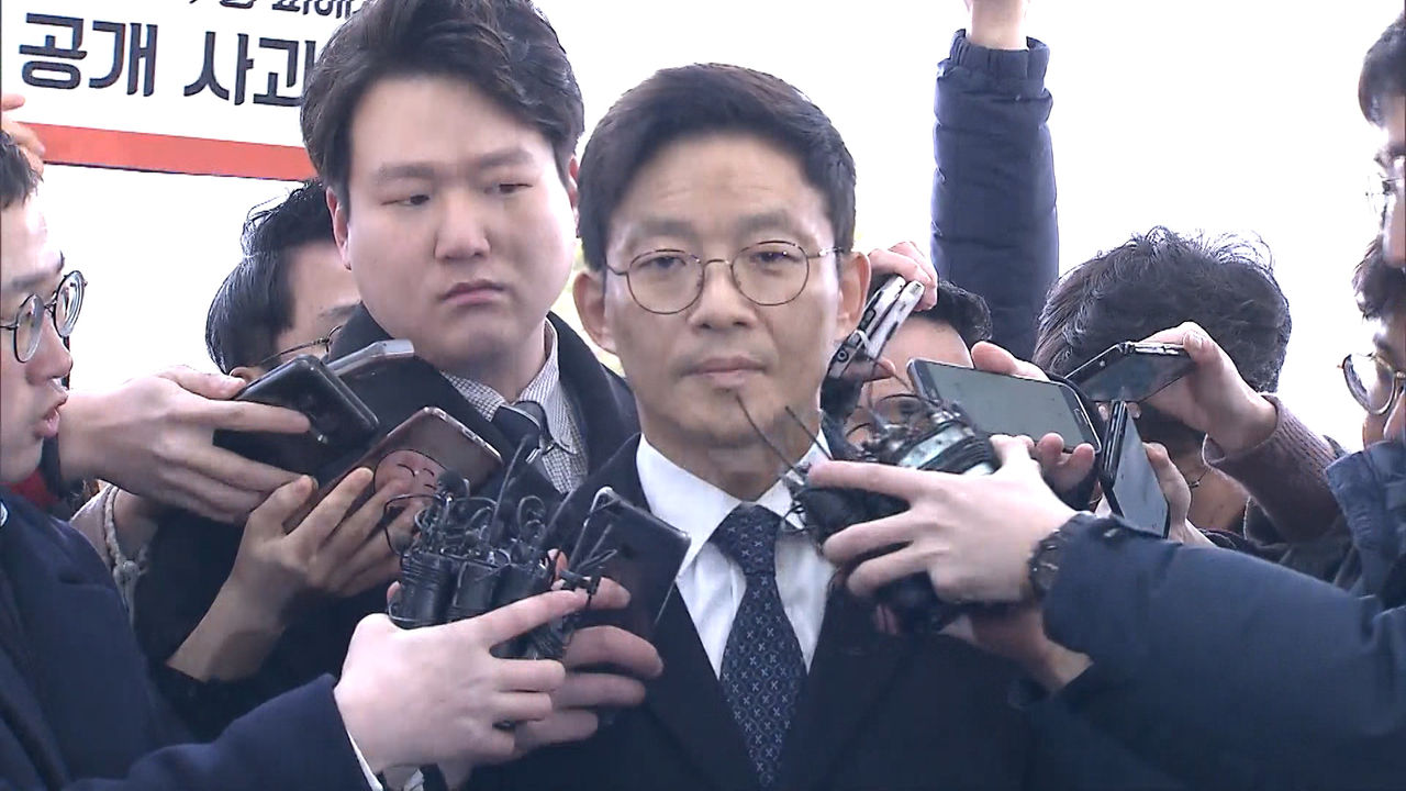'성추행·인사개입 의혹' 안태근 14시간 집중 조사 받고 귀가