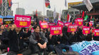 섬네일이미지  2:18일 서울 종로 보신각에서 열린 '2018 세계 인종차별철폐의 날 공동행동' 집회에서 참가자들이 피켓을 들어 보이고 있다. 