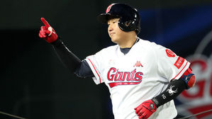 8위 롯데의 반격 카드 '3루수 이대호'