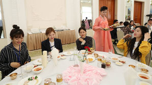 [SBS Star] South Korean Art Troupe Enjoys a Meal at a North Korean Restaurant