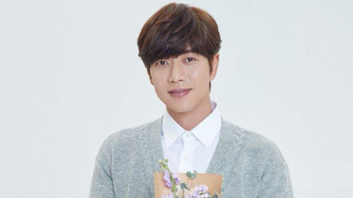 Park Hae Jin's Live Broadcast Shows Planting Trees