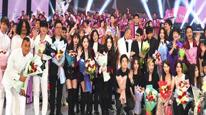 문 대통령 부부, 평양서 공연한 예술단과 오찬…판문점 공연팀도 참석