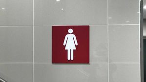 밤에 지하상가 여자화장실 몰래 침입한 의사 체포