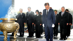 [영상] 4&middot;19 참배한 문 대통령 "정의롭고 공정한 나라 만들겠다"
