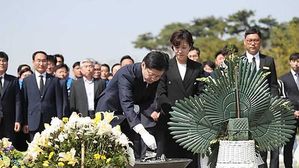 노 전 대통령에 출마 신고 김경수 "비껴갈 수 없는 과제"