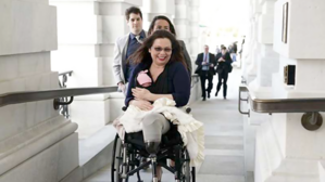 [영상] 아기 안고 의회 출근한 '엄마 의원' 덕워스&hellip;새 역사 썼다