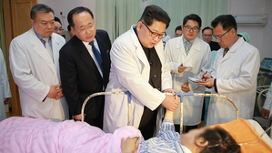 [영상] "환자 손 꼭 잡고&hellip;" 김정은, 중국인 관광객 대형 교통사고에 직접 병문안