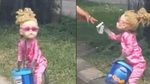 [영상pick] "머리엔 인형탈, 목엔 쇠사슬" 앵벌이하는 원숭이&hellip;누리꾼 '분노'