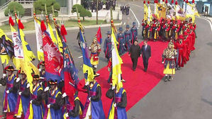 [남북회담 영상] 김정은, 북한 지도자 최초 국군 의장대 사열…'아리랑' 연주돼