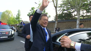 [4·27 남북정상회담] 문재인 대통령 청와대 출발…시민들과 악수