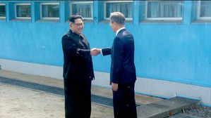 두 정상 '군사분계선 악수'에 내외신 3천 명 환호