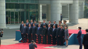 [남북회담 영상] 남북 정상, 회담 전 공식 수행단과 '깜짝' 기념 사진 촬영