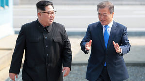 남북 역사적 만남 속 파격적 모습도 잇따라