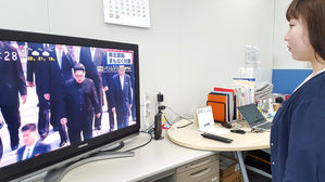 日, 역사적 만남 일제 생중계…"김정은, 군사분계선 넘었다"