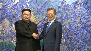 외신 긴급타전…"한반도 역사의 엄청난 순간" "역사적인 악수"