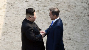 [남북회담 영상] "감동적" "용단이었다" 군사분계선 위에서 두 정상이 나눈 첫 대화