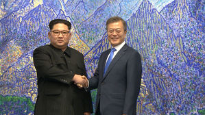 외신 긴급타전&hellip;"한반도 역사의 엄청난 순간" "역사적인 악수"