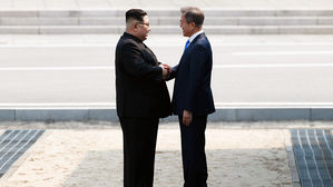 역사적 첫 만남의 세 가지 파격…북한이 주도
