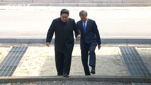 분단 70년 만에 처음으로…손잡고 함께 군사분계선 넘은 남북 정상