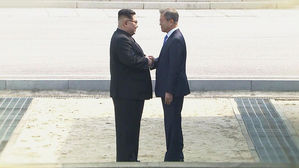 [남북회담 영상] 김 위원장, 문 대통령 만나 '손 올리는 악수'…숨은 의미