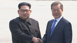 文 대통령 "주변국 이끌자" 김정은 "대결 역사 종지부 찍자"