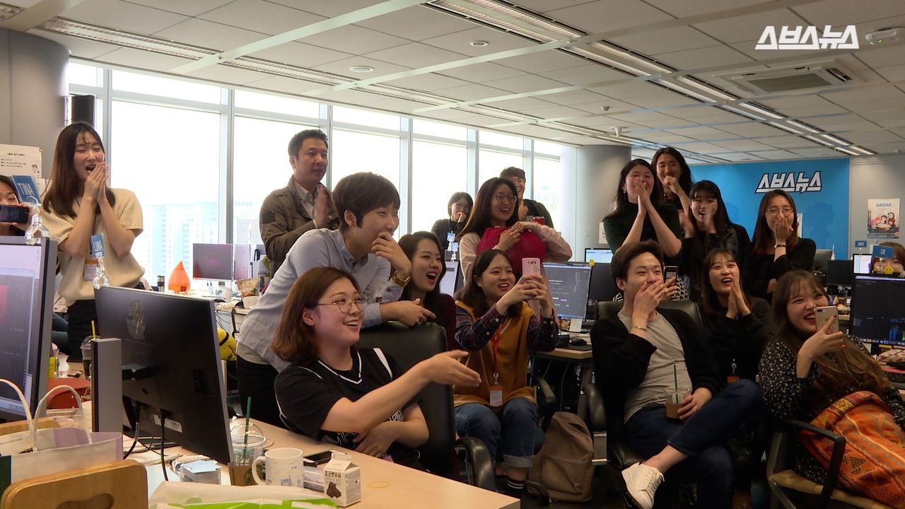 라이브 방송을 보며 반응을 하는 스브스뉴스팀