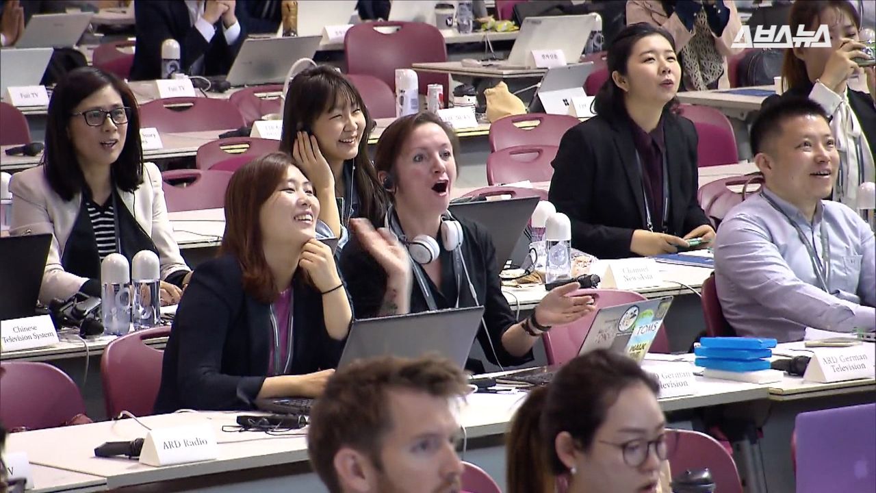 라이브 방송을 보며 반응을 하는 외신 기자들 