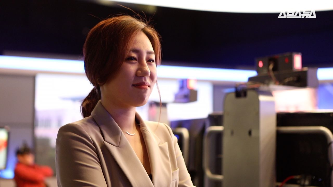 라이브 방송을 보며 반응을 하는 방송국 관계자