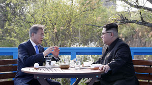 문 대통령, 도보다리 묘사 글 추천…"김정은에게도 보내고 싶다"