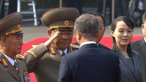 北 군 수뇌부, 문 대통령에 '거수 경례'…처음 있는 일