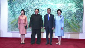 두 정상 부부, 만찬장 입구서 참석자들과 인사&hellip;화기애애