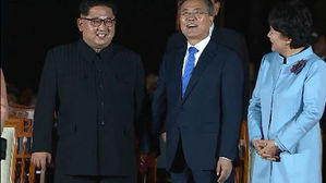 文-金, '하나의 봄' 영상 손잡고 관람&hellip;정상회담 마무리