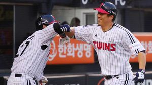 '김현수 장타 3개' 류중일 LG 감독, 친정 삼성 잡고 7연승