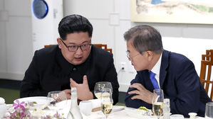 남북 정상, '평화기원' 선물도 교환…"내용은 비공개"