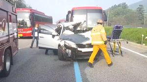 영동고속도로서 버스&middot;승용차 충돌&hellip;가족 4명 사상