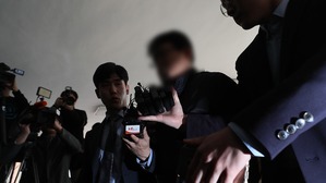 [영상] "돈거래 김경수 의원에 보고됐나" 경찰 출석한 보좌관, 같은 답변만 4번