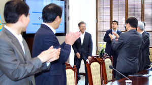 [슬라이드 포토] 정상회담 성공' 기립박수받은 문 대통령 '미소'