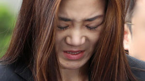 '물벼락 갑질' 조현민 고개 떨군 채 "진심으로 죄송"…경찰 출석