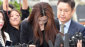 '물벼락 갑질' 조현민 경찰 출석…고개 떨군 채 "진심으로 죄송"