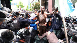 경찰, 노동자상 설치시도 시민단체 해산…10여 명 부상