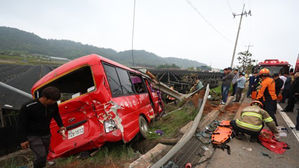 영암서 밭일 작업 노인 태운 버스 추락&hellip;8명 사망&middot;11명 부상