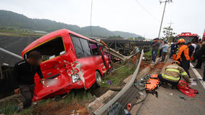 경찰 "미니버스가 SUV 충돌 후 중심 잃어…스키드 마크 발견"